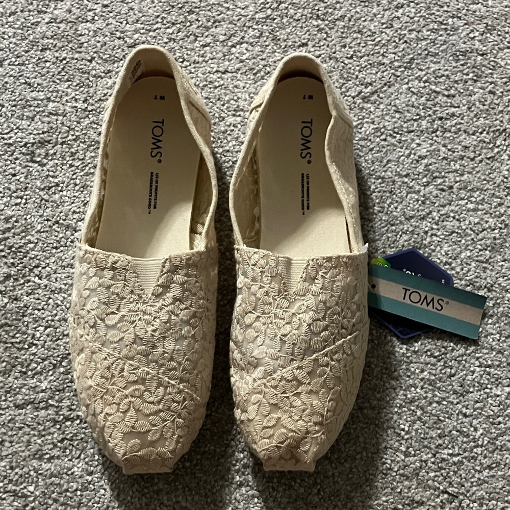 TOMS Women's Beige Lace Flats